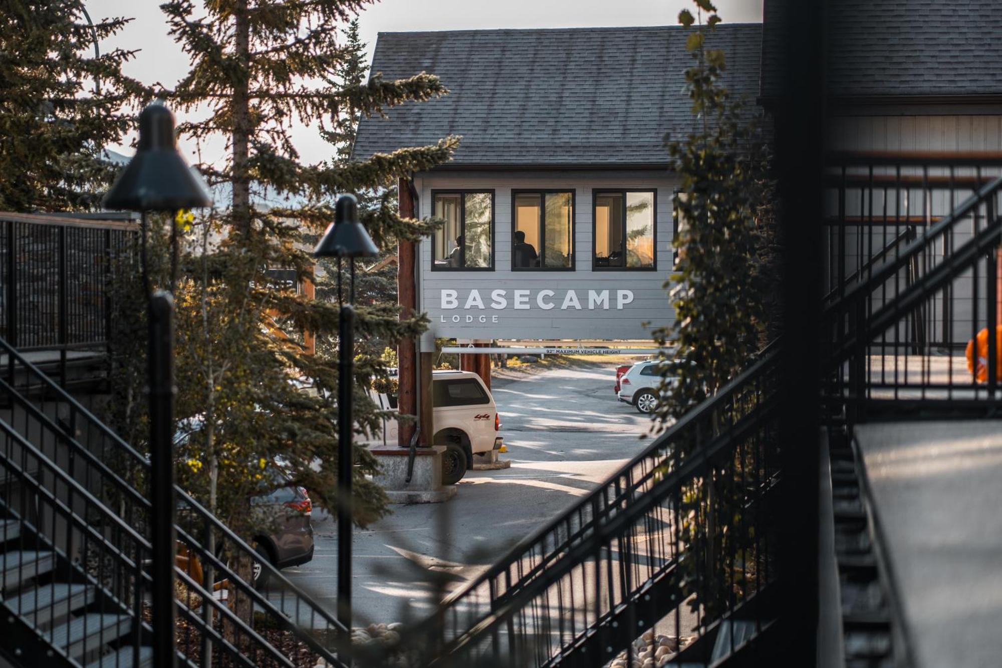 Basecamp Lodge Canmore Extérieur photo